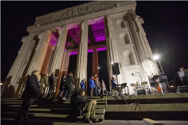 Zu sehen ist auch die Dokumentations-Ausstellung im Siegesdenkmal (FOTO: Martin Rattini)