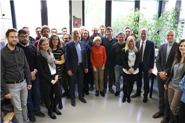 Erfolgreicher Abschluss des Entwicklungsprogramms für den ländlichen Raum 2007-2013: LR Schuler (3.v.re.), Abteilungsdirektor Pazeller (5.v.li), Direktor der Zahlstelle Torresani (2.v.re.), Mitarbeiterinnen und Mitarbeiter. Foto: LPA/Maja Clara