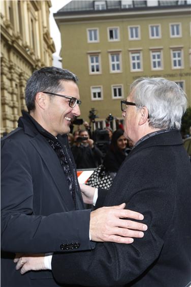 EU-Kommissionspräsident Juncker wird nach seiner Ankunft in Bozen von LH Kompatscher begrüßt - Foto: LPA/Oskar Verant