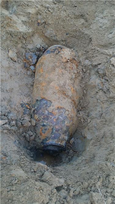 Zwei jeweils 1000 lb (pound=0,453 Kilogramm) schwere Fliegerbomben werden am Sonntag, 20. November, entschärft. Foto: Capitano Boschian Bailo/Brigata Alpina Julia 2° reggimento genio guastatori alpini