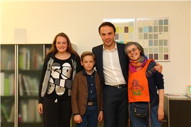 (v.l.n.r.) MiniBZ-Bürgermeisterin Giulia Dall'Ara, MiniBZ-Finanzrefrent Roberto Mazzaroppi, Landesrat Philipp Achammer und Laura Sedda vom VKE. Foto: LPA/Ingo Dejaco