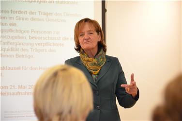 "Es ist uns ein Anliegen, die Verantwortlichen in den Gemeindestuben über Leitsungen und Dienste des Südtiroler Sozialsystems zu informieren", betonte LRin Stocker beim dritten Treffen der Veranstaltungsreihe "Menschen unterst