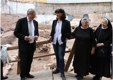 LR Mussner und Archäologin Marzoli an der Grabungsstelle in Bozen Gries, wo Funde von Pons Drusi, dem römerzeitlichen Bozen, freigelegt wurden (FOTO: Angelika Schrott/ www.provinz.bz.it/news)