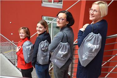 "Respect!" fordert der Landesbeirat anlässlich des Internationalen Tages gegen Gewalt an Frauen. Mit einer neuen Aktion wird die Auseinandersetzung von Jugendlichen und Schülern mit dem Thema anerkannt.