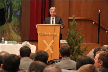 Gesundheit des Waldes ist Gradmesser für die Umwelt: Landesrat Schuler bei der Forsttagung im Raiffeisensaal in Terlan.