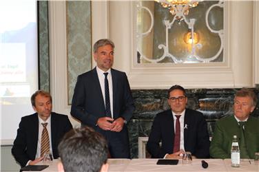 Mehr Rechtssicherheit: Landesrat Schuler (2.v.li.) mit Landeshauptmann Kompatscher (3.v.li.), Ressortdirektor Klaus Unterweger (ganz li.) und Landesjägermeister Marx (re.) bei der Pressekonferenz im Laurin. Foto: LPA/Maja Clara