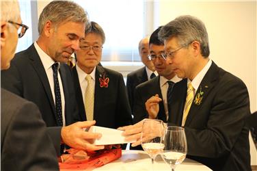 Gastgeschenk aus Japan für den Vertreter der Südtiroler Landwirtschaft: Landesrat Schuler (2.v.li.) mit Mitgliedern der Delegation aus Nagano. Foto: LPA