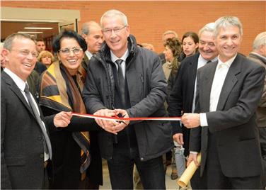 Durchschnitt des Bandes: (v.l.n.r.) der Bereichsleiter der italienischen Berufsbildung Renzo Roncat, Schulamtsleiterin Nicoleta Minnei, Ressortdirektor Paolo Montagner, Projektleiter Carlo Azzolini und Schuldirektor Mauro Bruccoleri.