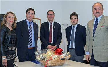 Die Vizebürgermeisterin von Castelraimondo, Esperia Gregori, und der Bürgermeister, Renzo Marinelli, mit LH Kompatscher und dem früheren Landesrat Di Puppo (Foto LPA/rc)