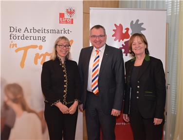 Antonella Chiusole ("Agenzia del Lavoro delTrentino", stellvertretend für LR Olivi), LR Johannes Tratter und LRin Martha Stocker (v.l.n.r.) bei dem heutigen Treffen in Innsbruck