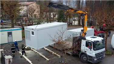 Mitarbeiter der Berufsfeuerwehr und Wildbach-und Lawinenverbauung bei der Montage in Preci. Foto: LPA/Agentur für Bevölkerungsschutz/Andreas Simmerle