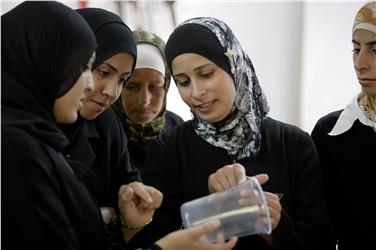 Unter den Projekten, die das Land Südtirol unterstützt, ist eines der Förderung der palästinensichen Fauen gewidmet. Foto LPA