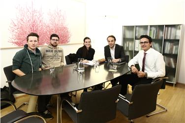 Landesrat Philipp Achammer (2. v.r.) mit der neuen Vorsitzenden Jasmine Rouimi (Mitte), dem Vize-Vorsitzenden Max Ebensperger (1. v.r.) sowie Thomas Wohlgemuth (1. v.l.) und (2. v.l.) Tobias Muscatello. Foto: LPA/me