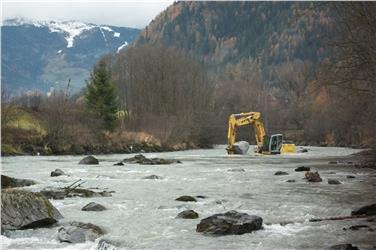Im Eisack - im Bild bei Stilfes - werden derzeit wieder Zyklopensteine bewegt. Fotoi: LPA/Amt für Wildbach- und Lawinenverbauung Nord der Agentur für Bevölkerungsschutz