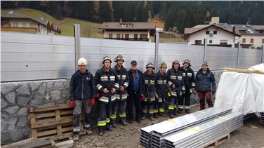 Die Freiwillige Feuerwehr Vierschach hat entlang des orografisch rechten Drauufers auf einer Länge von etwa 100 Metern den Aufbau der mobilen Dammbalken bereits erfolgreich geprobt. Foto: LPA/Amt für Wildbach- und Lawinenverbauung Ost