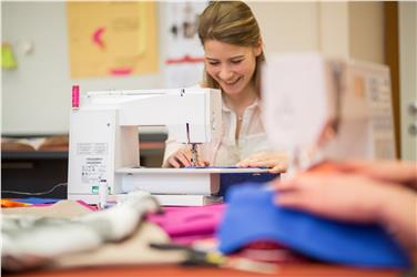 Beim Basisseminar Unternehmen Haushalt lernen die Teilnehmer und Teilnehmerinnen unter anderm den Umgang mit der Nähmaschine. Foto: Fachschule Haslach/Lafogler