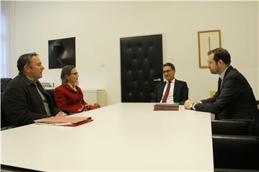 Übergabe geregelt: Landeshauptmann Arno Kompatscher und Rosalia Cannada Bartoli./Foto mb