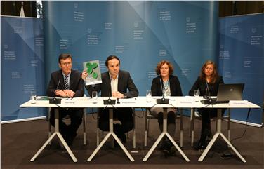 Landesrat Philipp Achammer (2. v.l.), Schulamtsleiter Peter Höllrigl (1. v.l.) und die Schulberaterinnen Roswitha Raifer (3. v.l.) und Julia von Spinn (4. v.l.) haben die Handreichung bei einer Pressekonferenz vorgestellt. Foto: LPA/Ingo Dejaco