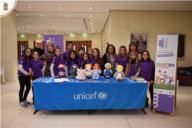 Der Stand von UNICEF im Stadttheater. Foto: Riccardo Di Curti