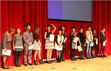 Zur Diplomverleihung wurden alle Abschlussklassen auf die Bühne gebeten. Foto: LPA/me