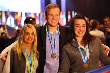 (v.l.n.r.) Nadine Lanzinger (Friseurin) und Stefan Chistè (Bodenleger) aus Südtirol sowie Denise Giacosa aus dem Piemont (Hotel-Rezeptionistin) haben bei den EuroSkulls Goldmedaillen geholt. Foto: LVH