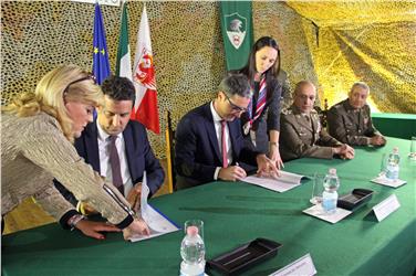 Zwei Militärarliegenschaften sind mit dieser Vertragunterzeichnung ans Land Südtirol übergegangen. Im Bild: LH Kompatscher und der Direktor der Agentur für Staatsgüter, Roberto Reggi, bei der Unterzeichnung. Foto: LPA