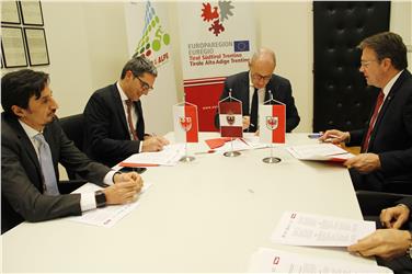 Die drei Landeshauptleute der Europaregion bei der gestrigen Unterzeichnung des Einvernehmensprotokolls - Foto: LPA/mb