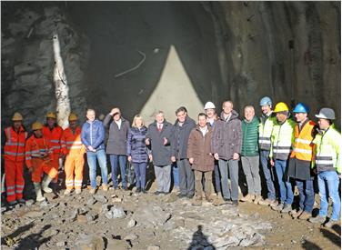 LR Mussner, die Planer, Techniker und Bauarbeiter nach der ersten Sprengung im neu zu aufzufahrenden Tunnel auf der Landesstraße ins Ultental (FOTO: Angelika Schrott - www.provinz.bz.it/news)