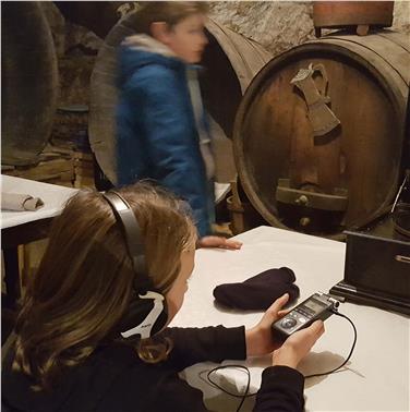Eine eigene Radiosendung produzieren konnten Kinder kürzlich bei einer Radiowerkstatt im Museum Zeitreise Mensch in Kurtatsch. Foto: Angelika König