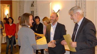 Rudolf Meraner, Direktor des Bereiches Innovation und Beratung (ganz rechts), und Volker Klotz, geschäftsführender Direktor der Abteilung Deutsche Kultur, (2. v.r.) überreichten die Zertifikate. Foto: Markus Fritz