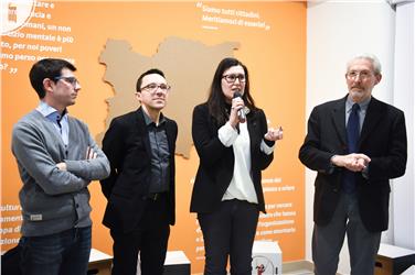 Der neue Sitz der Plattform der Widerstände wurde gestern mit einem Fest eröffnet - v.l.: Andrea Brandalise (Piattaforma Resistenze), Landesrat Christian Tommasini, Elena Bonaldi (For You) und Orfeo Donatini (ANPI). Foto: LPA/Riccardo Di Curti