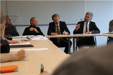 Südtirol gibt im Bereich des Tierschutzes deutlich mehr aus als benachbarte Länder: (v.re.) Landesrat Schuler, Ressortdirektor Klaus Unterweger, Landestierarzt Zambotto. Foto: LPA/Maja Clara