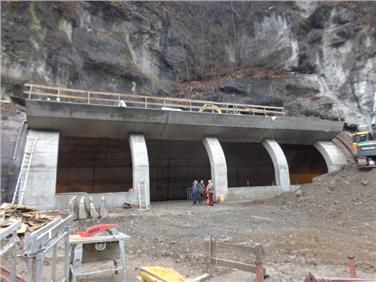 Mehr Sicherheit vor Steinschlag und Schneemassen für die Verkehrsteilnehmer bietet der neue Schutztunnel auf der Brennerstaatsstraße in Gossensaß (FOTO: LPA)