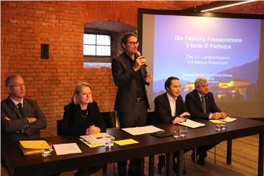 Haben das Grundkonzept des 10. Landesmuseum erläutert: v.l. Paolo Montagner, Karin Dalla Torre, LH Kompatscher, Philipp Achammer, Florian Mussner (Foto LPA/Dejaco)