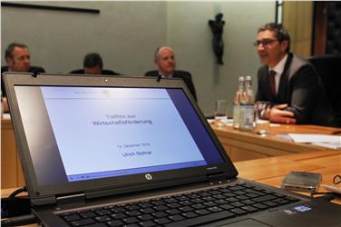 LH Kompatscher zog heute mit den Wirtschaftsvertretern Bilanz über die Wirtschaftspolitik und stellte eine neue Fördermaßnahme vor. Foto: LPA/mb