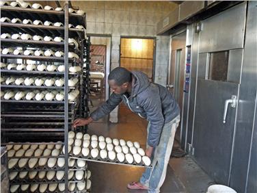 Im Kamerun werden ehemalige Häftlinge zu Bäckern und Konditoren herangebildet. Foto: LPA/A. f. Kabinettsangelegenheiten