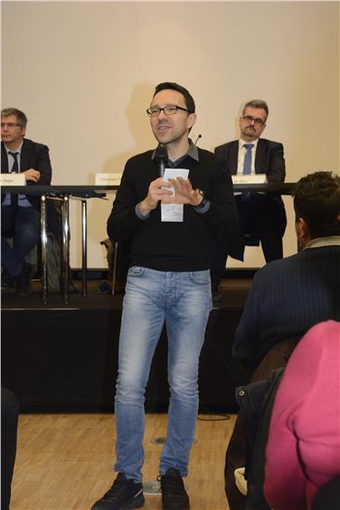 Landesrat Tommasini unterstrich die Bedeutung des Stadtviertelzentrums am Angela-Nikoletti-Platz als Treffpunkt für die Menschen.