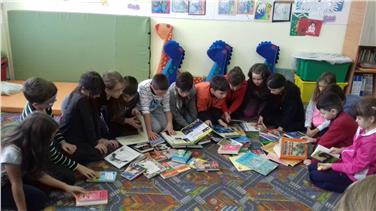 Die Kinder in Siebenbürgen freuen sich über die Bücher aus Südtirol.
