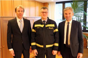 Berufsfeuerwehroffizier Florian Alber (Mitte) mit Landesrat Schuler (re.) und Ressortdirektor Klaus Unterweger (li.). Foto: LPA