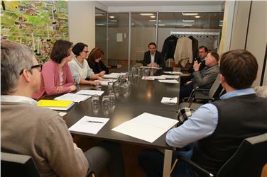 Landesrat Philipp Achammer (Mitte) besprach mit Vertretern der Arbeitsgemeinschaft Südtiroler Heime (die Vorsitzenden Johanna Brunner ist links im Bild) auch die Überarbeitung der Beitragskriterien. Foto: LPA/me