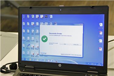 Mit digitaler Unterschrift wurde der Vertrag im Wert von 116 Mio. Euro besiegelt. Foto: LPA/mgp