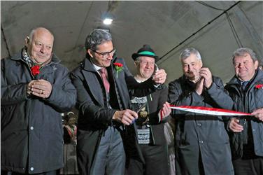 Mit dem Banddurchschneiden haben Durnwalder, LH Kompatscher, Bm Locher, LR Mussner und Kofler die neuen Tunnels symbolisch eröffnet (FOTO: Roman Clara - www.provinz.bz.it/news)