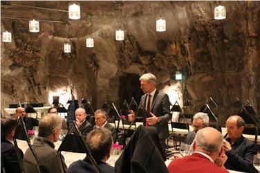 Landesrat Schuler (stehend) und (v.re.) Abteilungsdirektor Pazeller, Laimburg-Direktor Oberhuber, Weinkonsortium-Präsident Niedermayr, Bauernbundobmann und Wirtschaftsring-Präsident und Obmann der Kellerei Tramin Tiefenthaler. Foto: LPA/mac