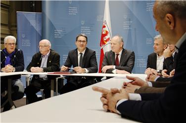 Wanderwege-Vereinbarung unterzeichnet, v.l. Sartori, Simeoni, Kompatscher, Tiefenthaler, Schuler - Foto: LPA/mb