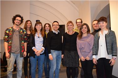 Landesrat Christian Tommasini und Bibliotheksdirektorin Valeria Trevisan (Bildmitte) mit den Preisträgern. Foto: LPA/F. Ferrarese