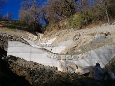 In zwei verschiedenen Abschnitten wurde seit Frühling vergangenen Jahres im Starzerbach gearbeitet; nun sind die Arbeiten abgeschlossen. Foto: LPA/Amt für Wildbach- und Lawinenverbauung Nord der Agentur für Bevölkerungsschutz