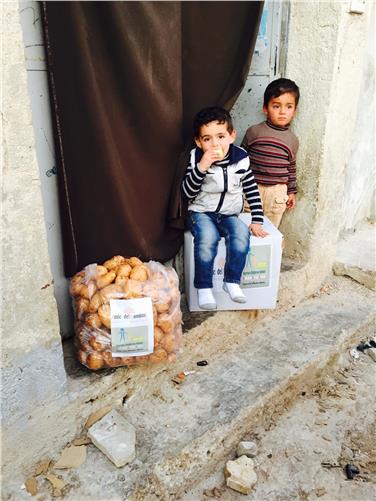 Die Not der Familien auf der Flucht zu lindern - dafür setzen sich die Projekte der Südtiroler Hilfsorganisationen ein, die von Land Südtirol mitfinanziert sind. Foto: LPA/Ai.Bi.