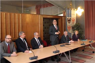 Weihnachtsgrüße des Präsidenten der Regionalregierung, Arno Kompatscher, an die Mitarbieter der Region Trentino-Südtirol. Foto LPA