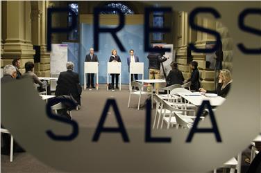 Daten zur Beschäftigung in den Stadtvierteln von Bozen, Meran und Brixen hat Landesrätin Stocker heute gemeinsam mit Abteilungsdirektor Helmuth Sinn und Amtsdirektor Stefan Luther vorgestellt - Foto: LPA/mb