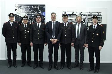 LH Kompatscher und LR Schuler mit der Spitze des Feuerwehrverbands - Foto: LPA/mb